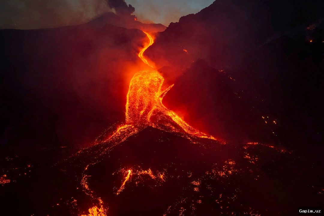 🌋✈️ Mount Etna eruption shuts down Catania airport, stranding thousands of passengers