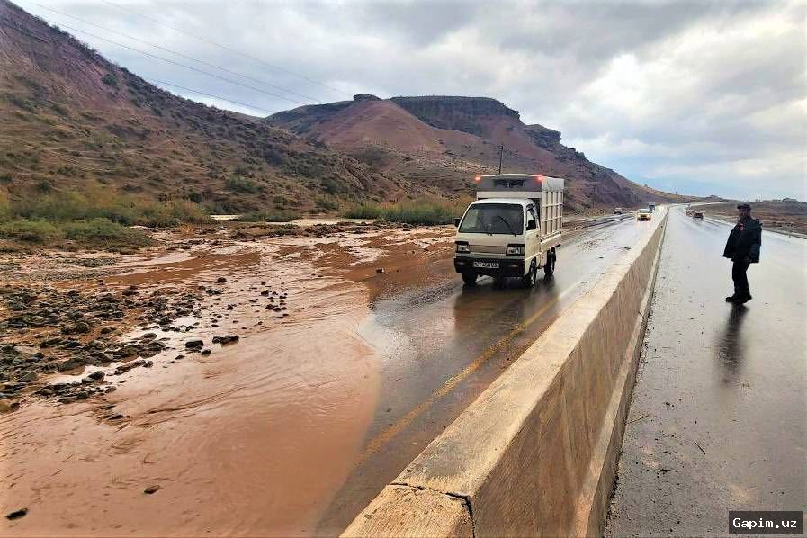 🌊⚠️ Мощный селевой поток в Джизакской области: вода уносит автомобили
