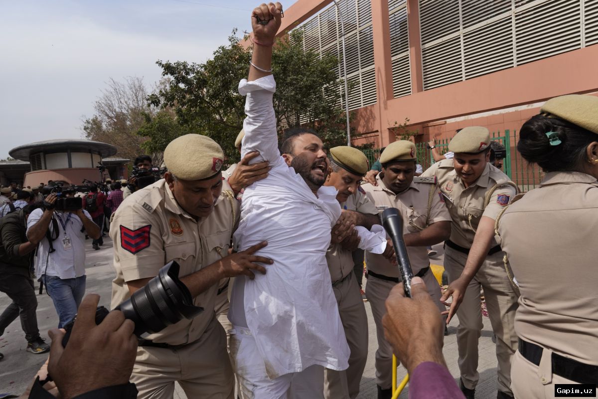 🇮🇳🚨 India opposition leader Rahul Gandhi detained at PM Modi's residence amid protests