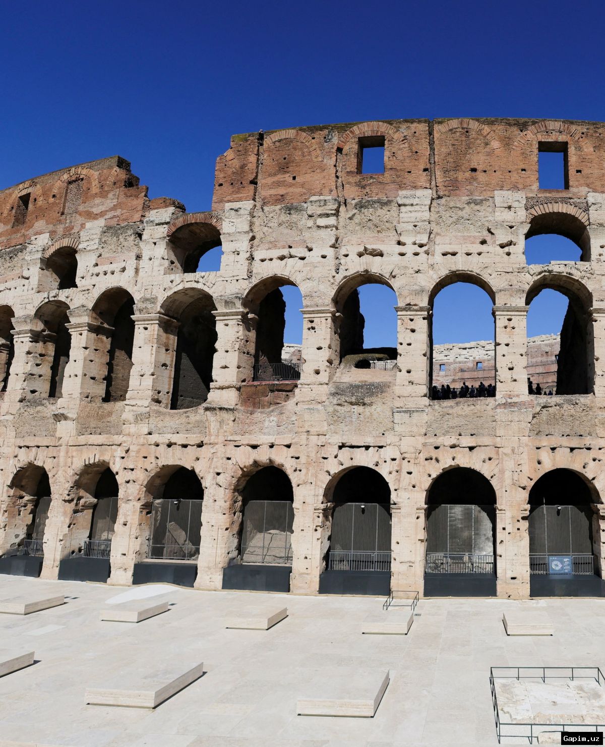 🏛️🚨 Tragedy at Colosseum: Worker dies in fall