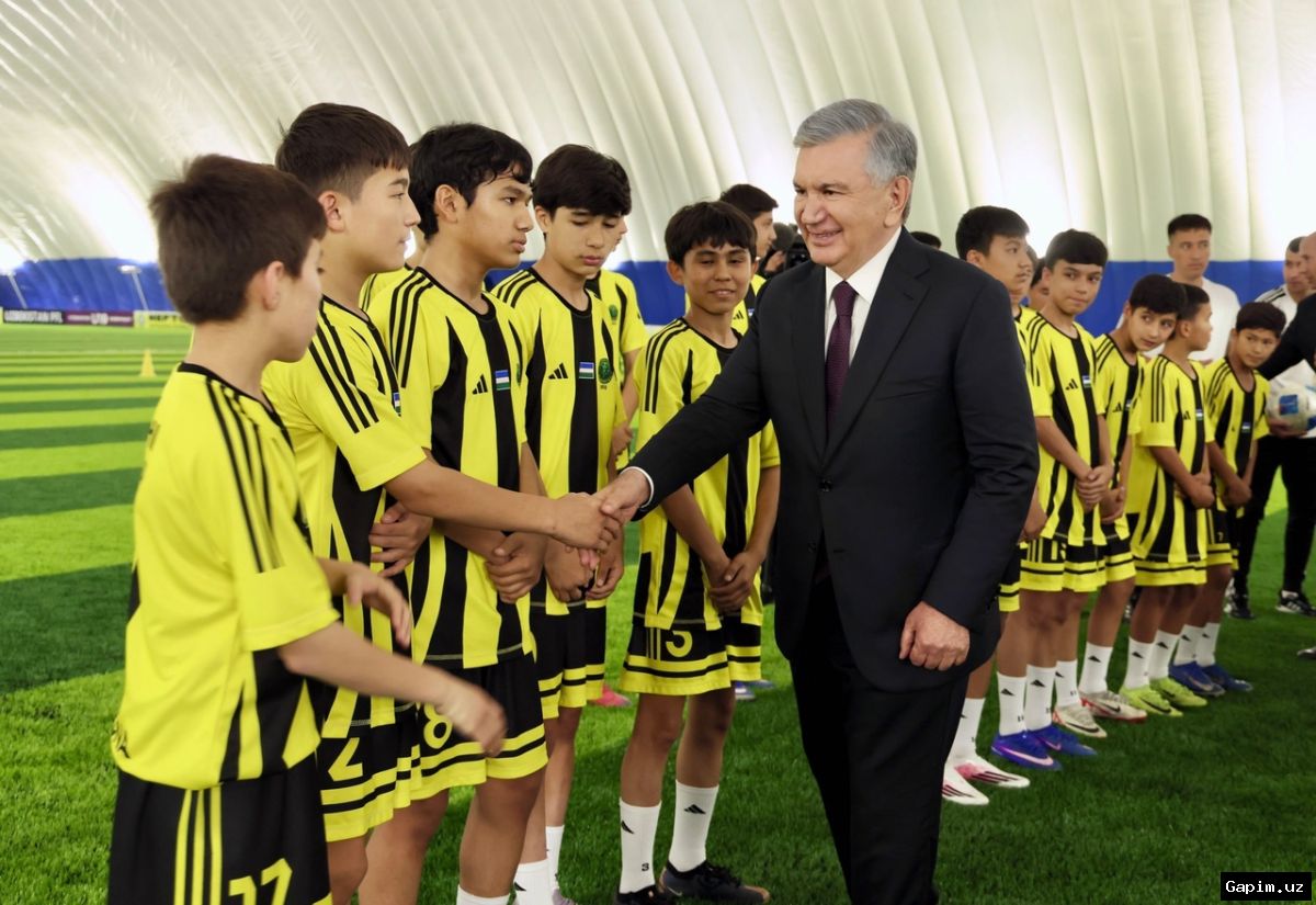 ⚽️🏟️ Президент Мирзиёев посетил детскую футбольную академию в Фергане