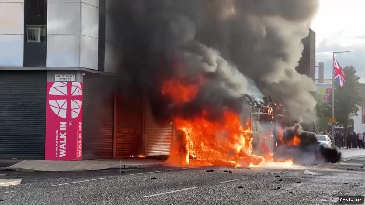 🔥🇬🇧 Belfastda immigrantlarga qarshi tartibsizliklar: sudanlik qochoq hujumidan keyin shahar yonmoqda