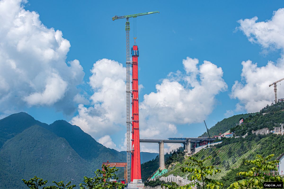 🇨🇳🏗️ В Китае задействовали тяжелые краны на строительстве моста через озеро Лугуху