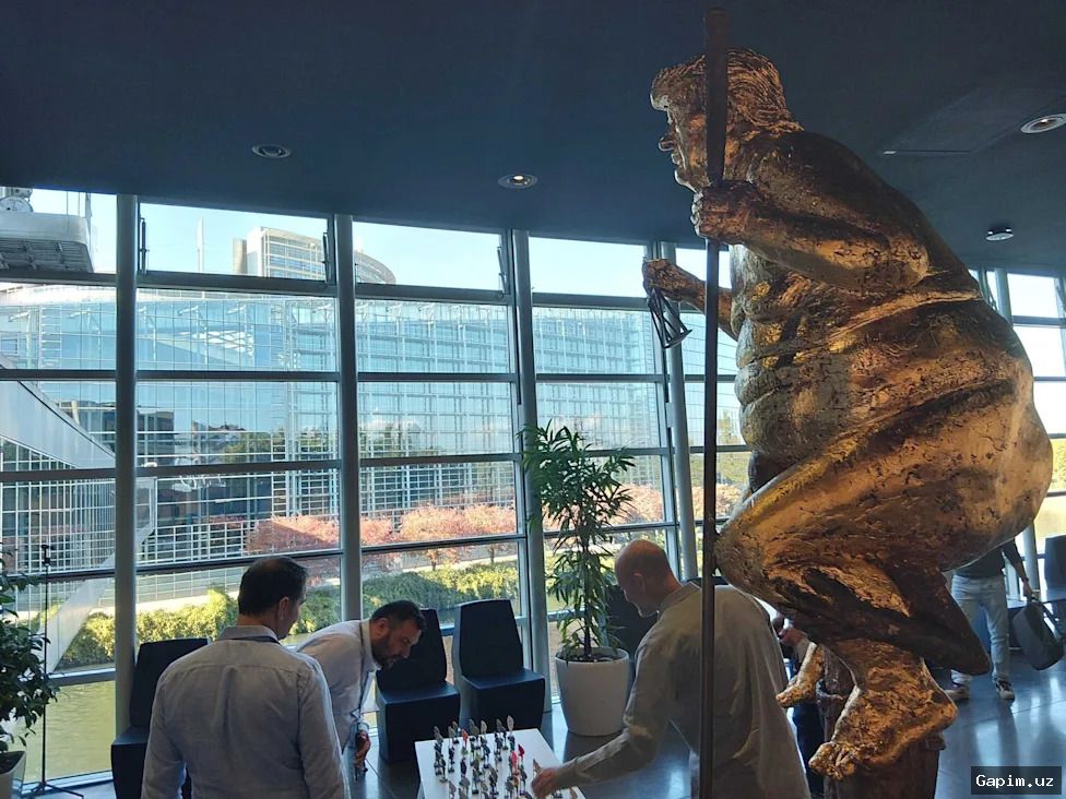 🏛️🇪🇺 European Parliament Displays Satirical Gold-Coated Statue of US Regime Leader Donald Trump