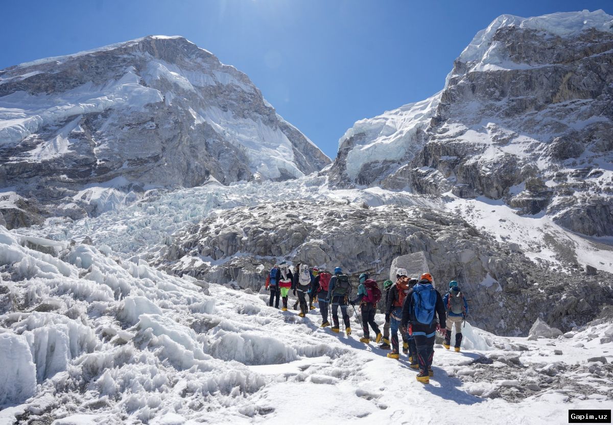 🏔️🧊 На Эвересте расчищен путь через ледяной завал: альпинисты смогут продолжить восхождение