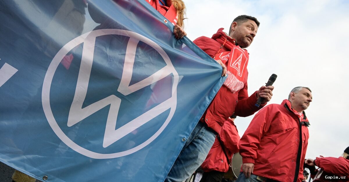 💼📉 Немецкий автогигант Volkswagen сократит 50 тысяч рабочих мест к 2030 году, сотрудники посольства в Багдаде отозваны