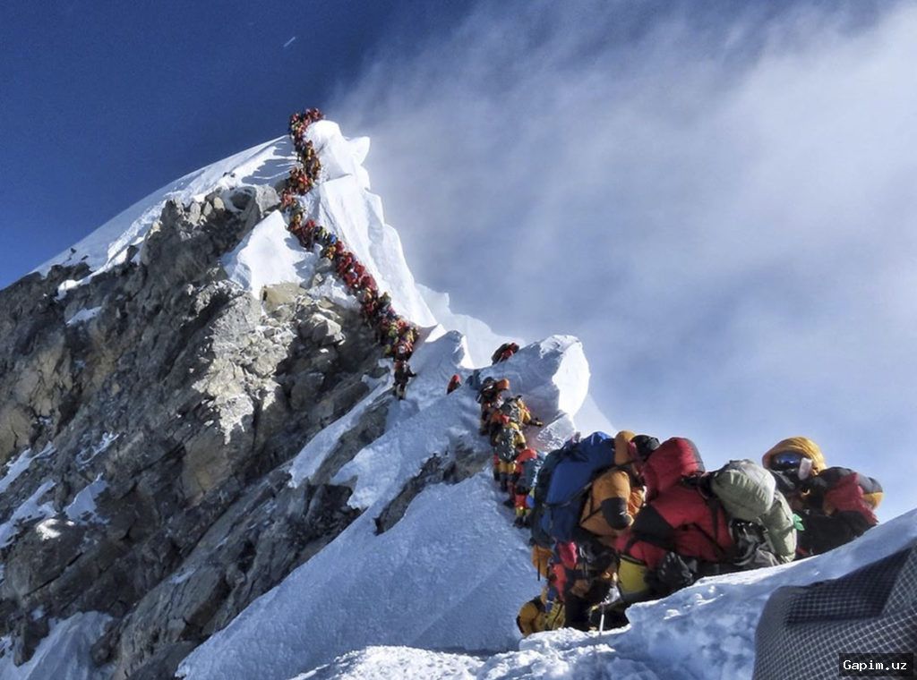 🏔️💀 Двое индийских альпинистов погибли на Эвересте: проблема переполненности вновь актуальна