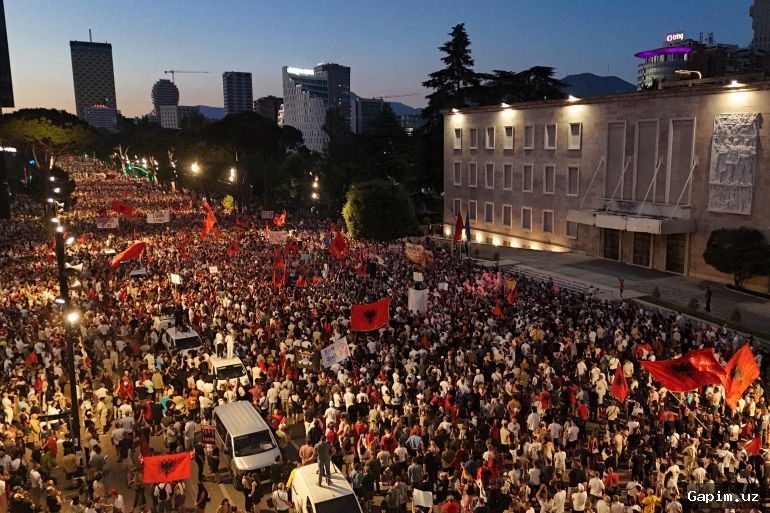 🏛️⚖️ Albanian court frees 19 protesters detained in Trump-linked resort protests