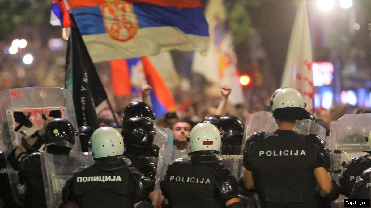 🇷🇸🔥 180-тысячный антиправительственный митинг в Белграде: столкновения с полицией, слезоточивый газ и светошумовые гранаты