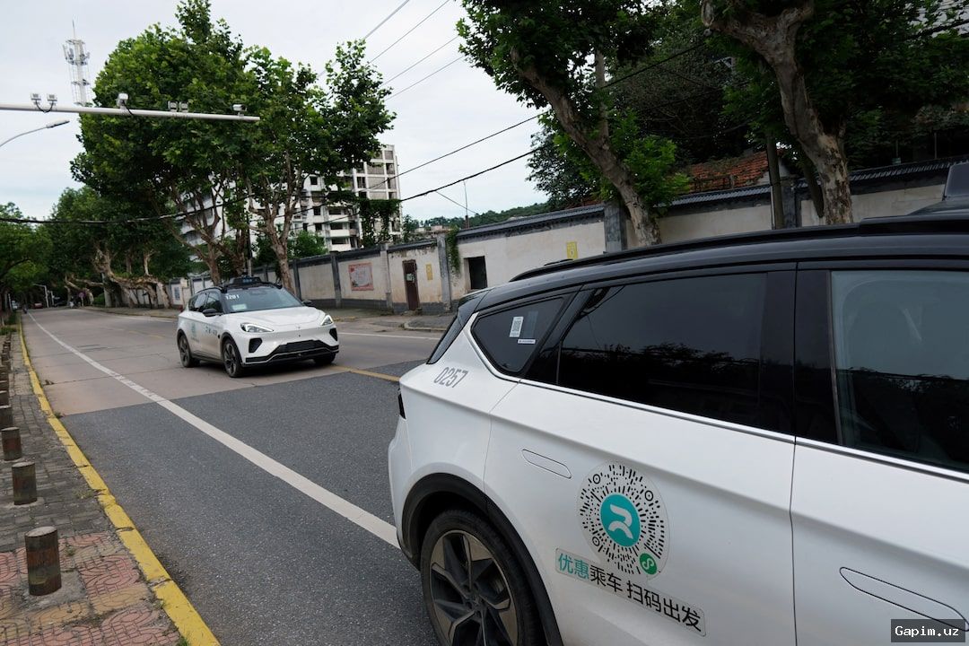 🤖🚗 Mass Robotaxi Outage in Wuhan, China: Hundreds of Self-Driving Cars Halt in Traffic, Sparking Safety Debate