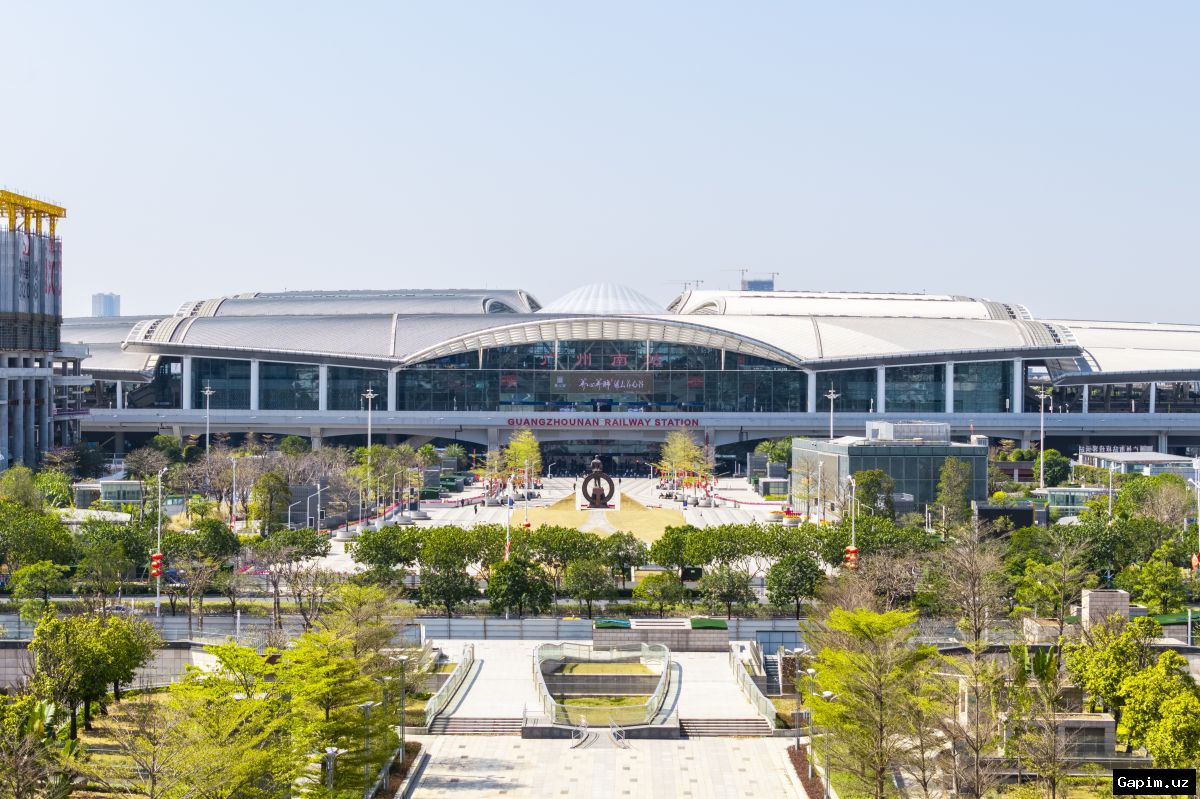 🚄⚠️ Guangzhou South Railway Station Reports Massive Passenger Surge Amid Safety Concerns