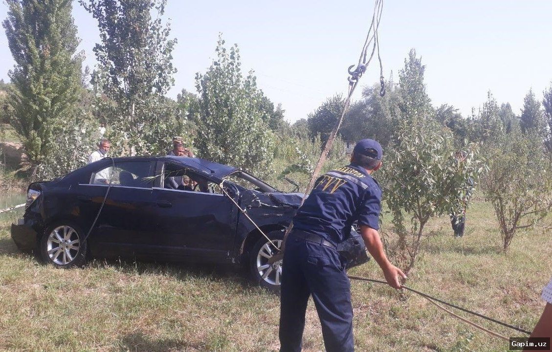 🚨🚗 Cobalt Plunges into Canal in Tashkent Region: Traffic Officer Rescues Drowning Woman