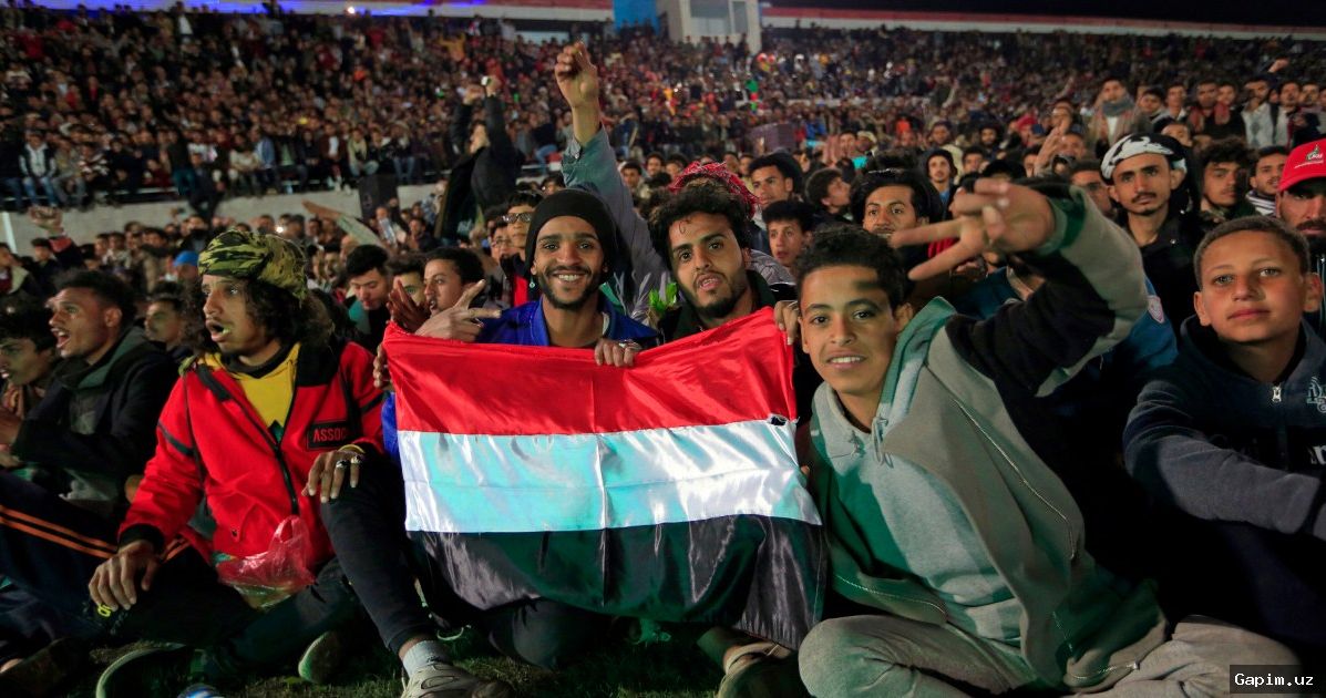 ⚽️🏆 Yamandagi futbol ishqibozi: urush va qiyinchiliklarga qaramay, jahon chempionatini tomosha qilish
