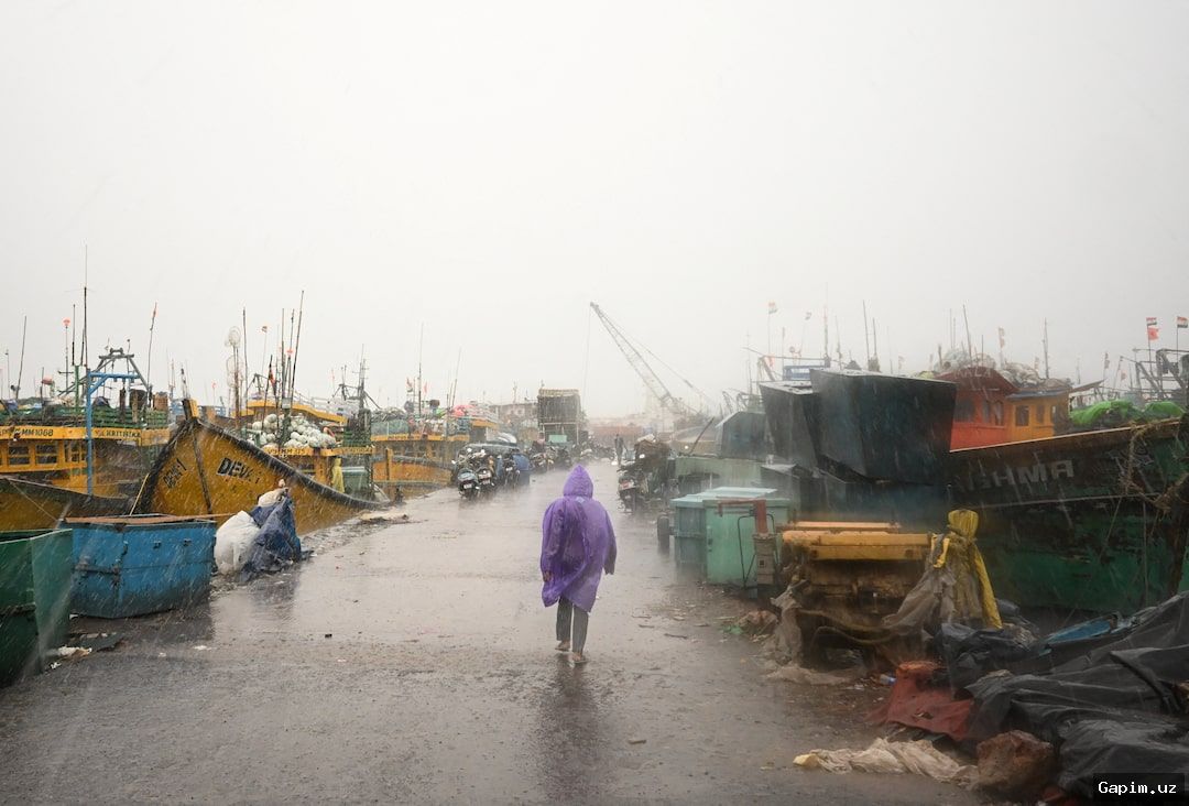 🌪️🌊 Strengthening Cyclone Arnab Threatens India's Eastern Coast with Mass Evacuations