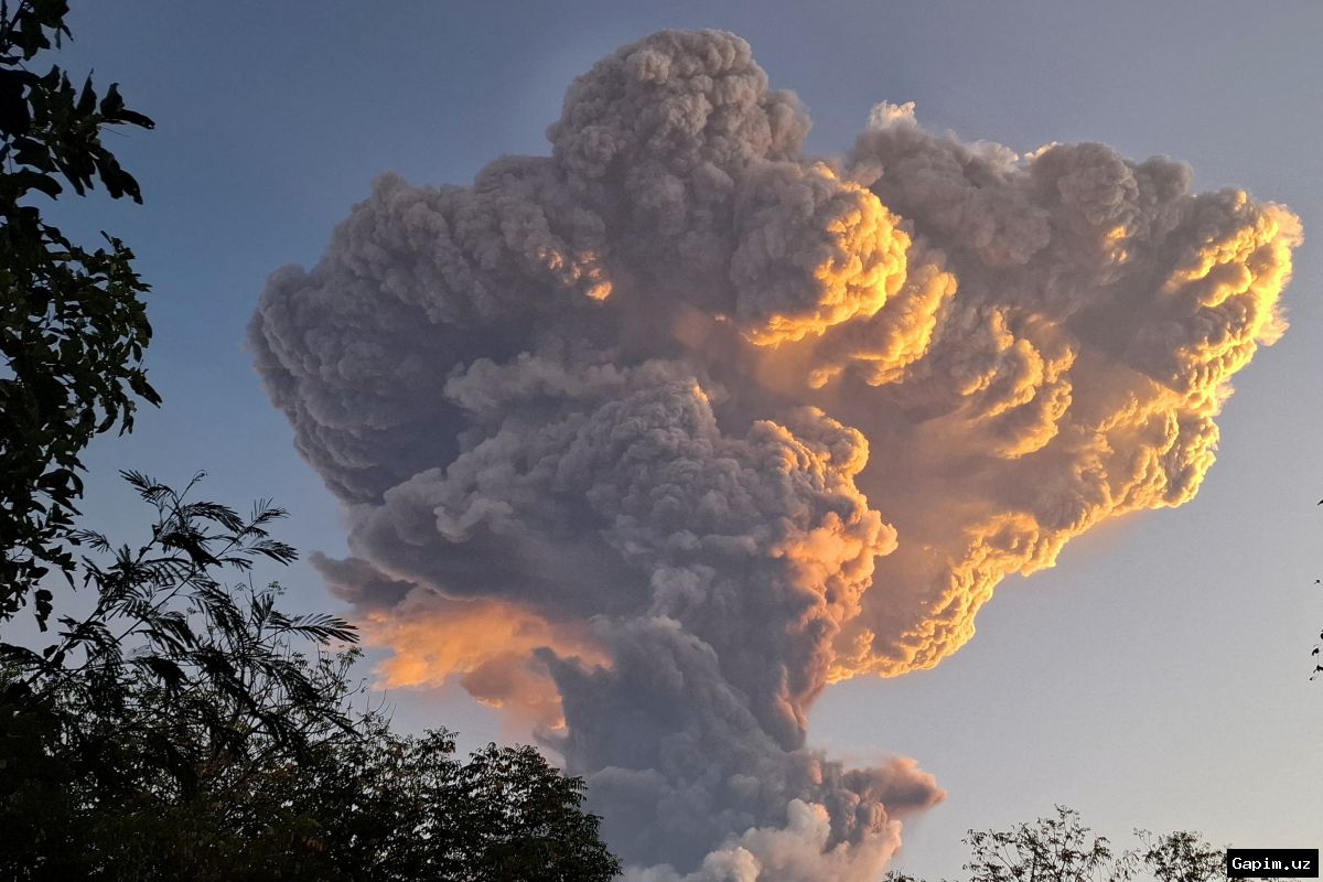 🌋🔥 Mount Lewotobi in Indonesia erupts 28 times in a week, ash column reaches 1.5 km
