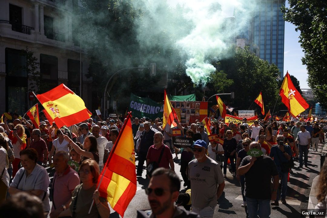 🇪🇸⚖️ Коррупционные скандалы в Испании: десятки тысяч протестуют против премьера Санчеса в Мадриде