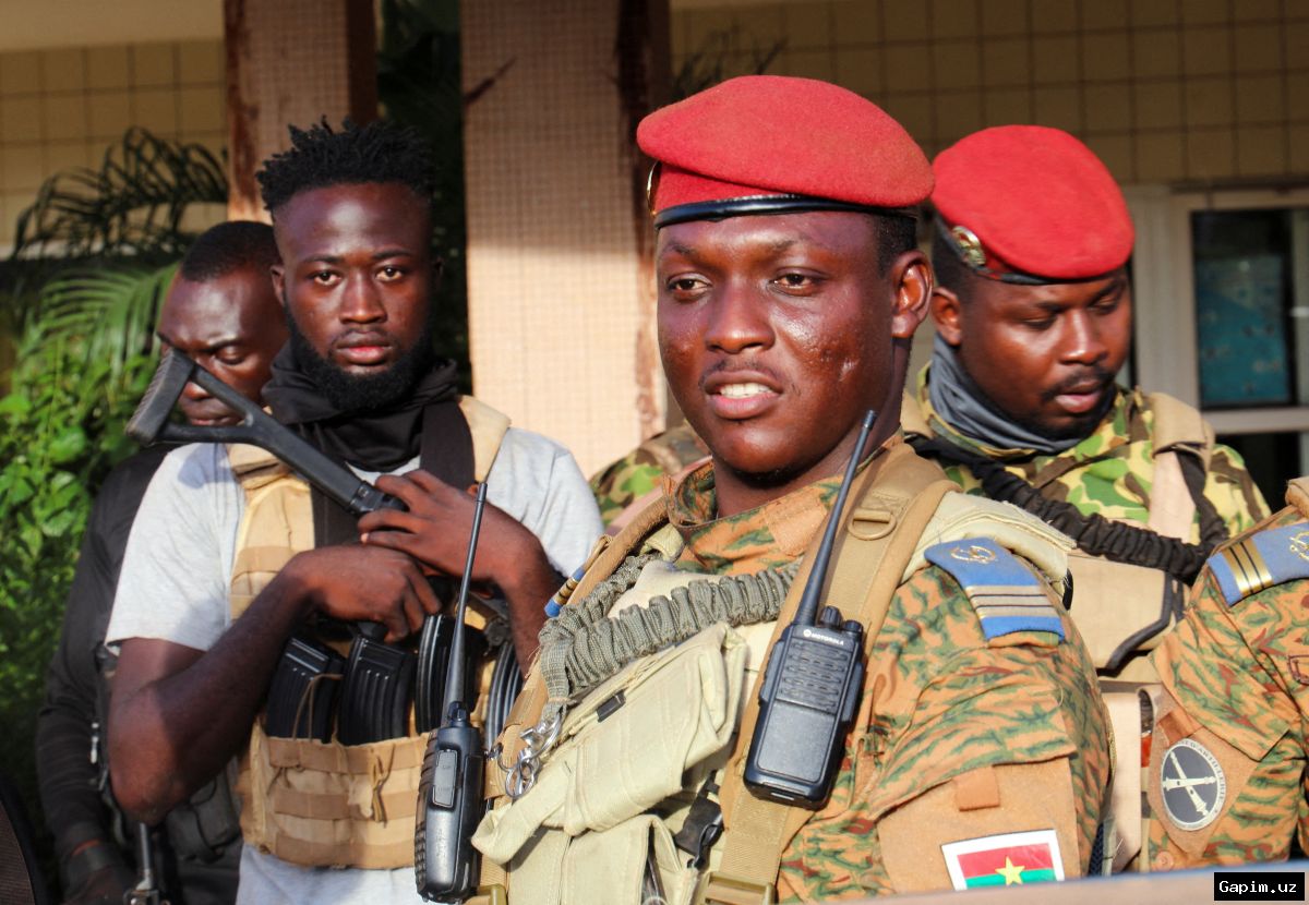 🌍⚔️ Burkina-Faso yetakchisi Ibrohim Traore: suverenitet ramzi yoki harbiy hukmronlikmi?