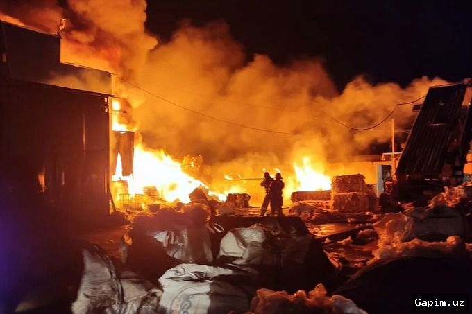 🚒🔥 Late-Night Blaze Extinguished at Karvon Bazaar in Bukhara