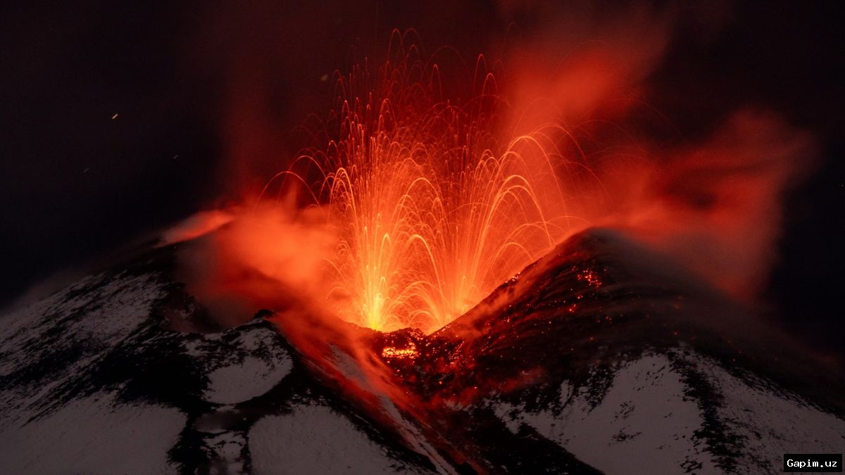 🌋🔥 Вулкан Этна извергается шестой день: авиасообщение нарушено, пепел достиг Ливии