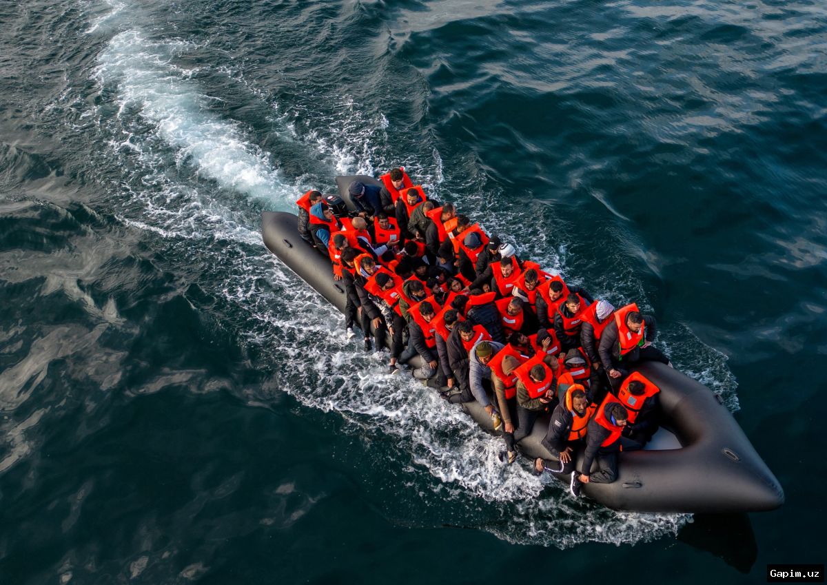 🚤⚖️ Buyuk Britaniyada 19 yoshli boshpana so'ragan yigit qayiqni boshqargani uchun qamoqqa tashlandi