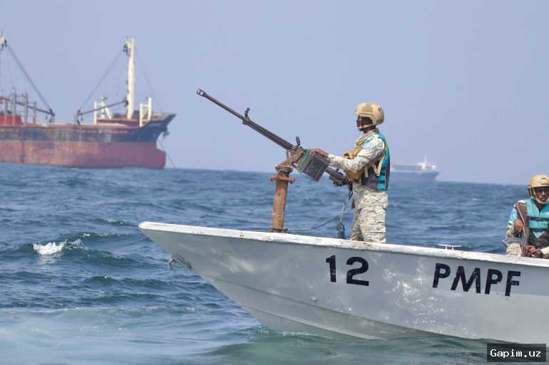 🚢🌍 Yaman sohilida tanker o'g'irlab ketildi: olti qurollangan shaxs kemani Somaliga yo'naltirdi