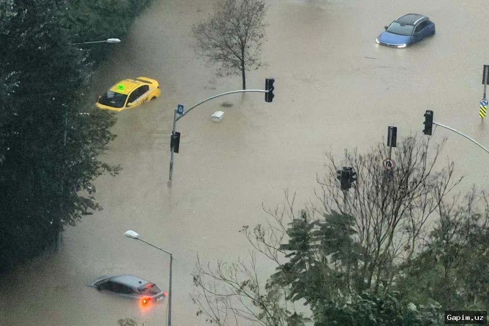 🌧️⚡️ Разрушительный шторм в Стамбуле: погиб подросток, мегаполис парализован наводнением