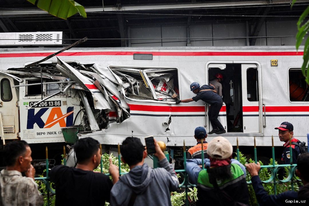 🚆💥 Indonesia train crash kills at least 5, dozens injured; rescue underway
