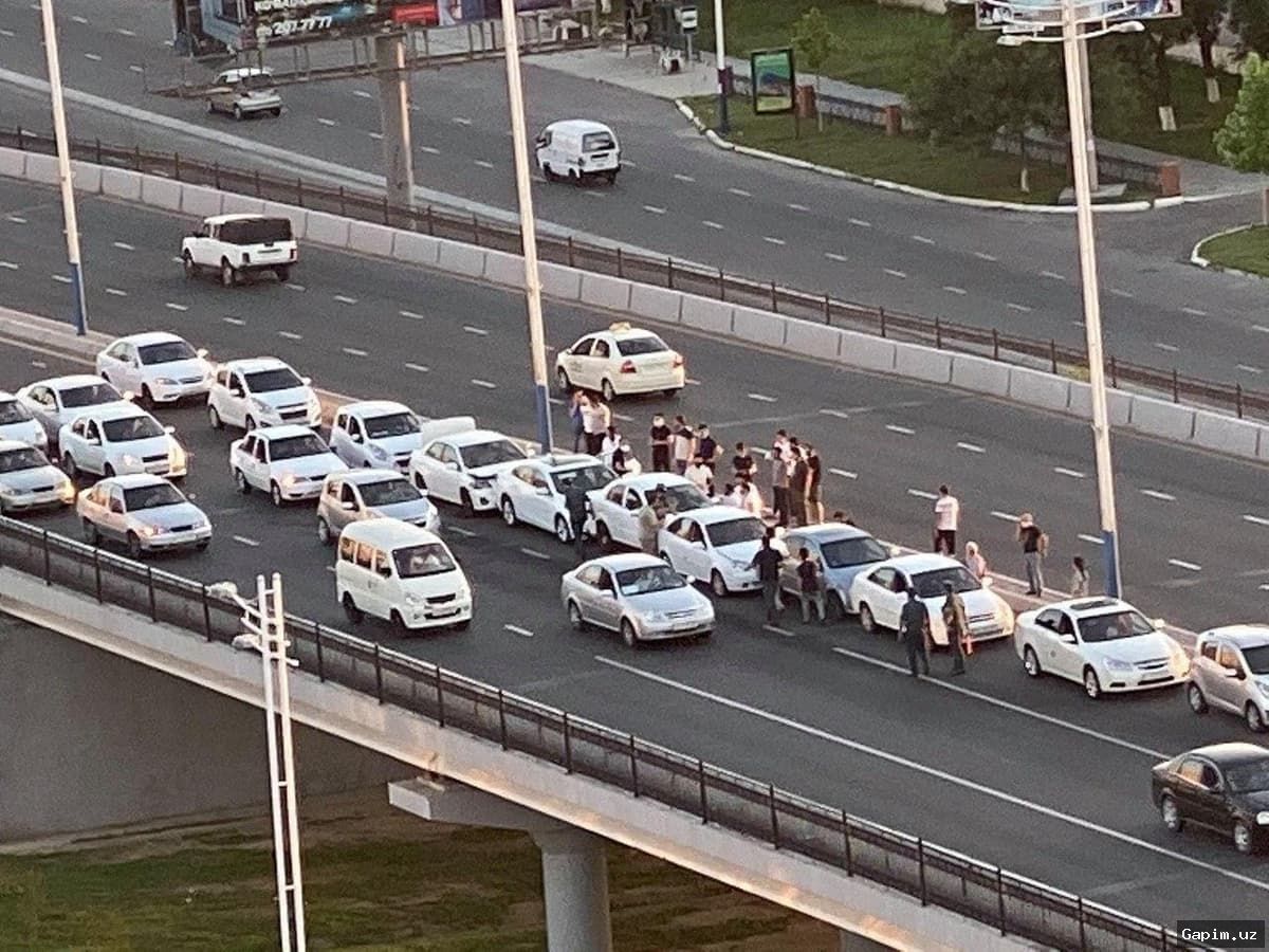 🚗💥 Late-night car crash in Tashkent: Vehicle collides with a tree near parliament building