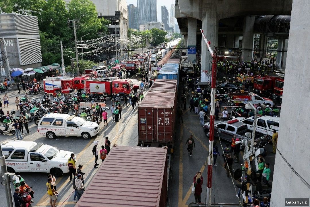 🚆🔥 Tailandiyaning Bangkok shahrida poyezd avtobusga urilib, 8 kishi halok bo‘ldi