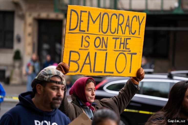 🗳️🇺🇸 Протестующие в США призывают к досрочному голосованию на промежуточных выборах