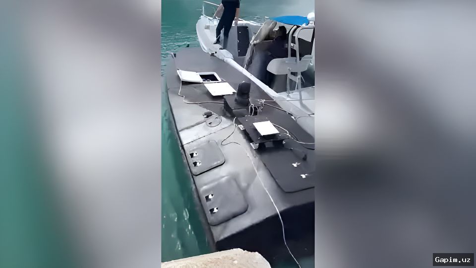 ⚓️🤖 Gretsiya qirg‘oqlarida topilgan dengiz dronining Ukrainaga tegishli ekanligi taxmin qilinmoqda