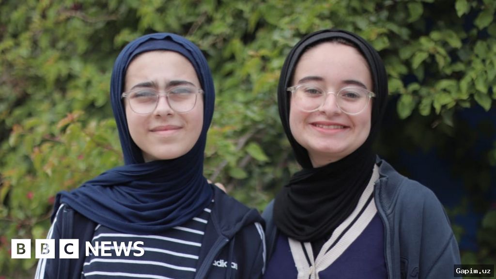 🌍🏆 Gaza sisters win environmental award for turning rubble into reusable bricks