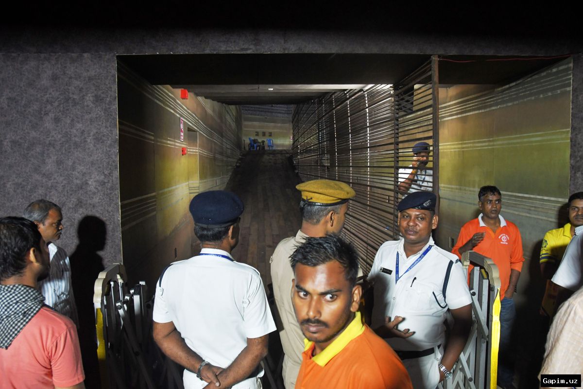 🎪🚨 Hindistonda fojiali tiqilinch: o'nlab odamlar halok bo'ldi, ommaviy noroziliklar va AQSh rejimining aralashuvi