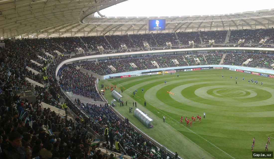 ⚽️🚔 Chaos at Bunyodkor Stadium fan zone: Thousands of fans queue, some try to climb fences