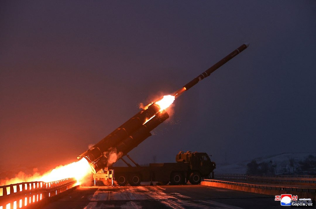 🚢💥 Shimoliy Koreya rahbari Kim Chen Ir yangi harbiy kemadan 'strategik kruiz raketalari' sinovini nazorat qildi