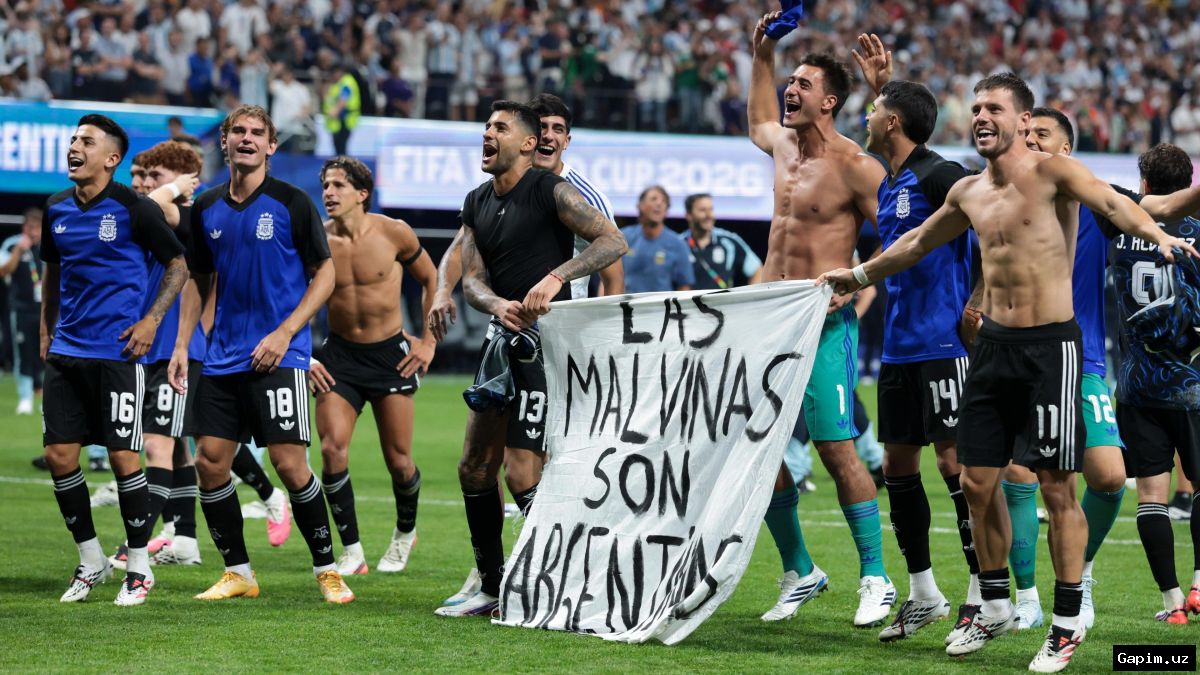 🏆🇦🇷 Argentina players display political banner claiming Falklands after World Cup win