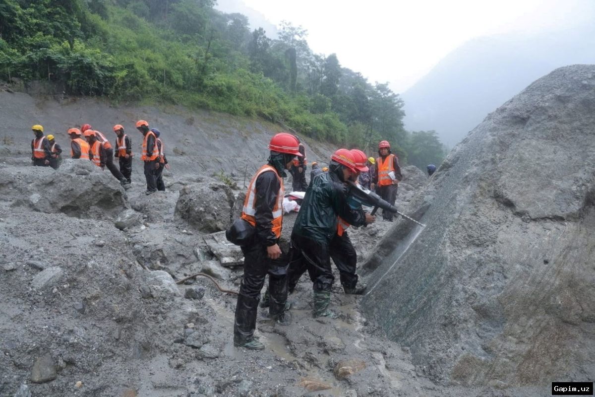 🌊🚨 Nepalda suv toshqini: 900 dan ortiq ishchi tunnellarda qamalib qolgan