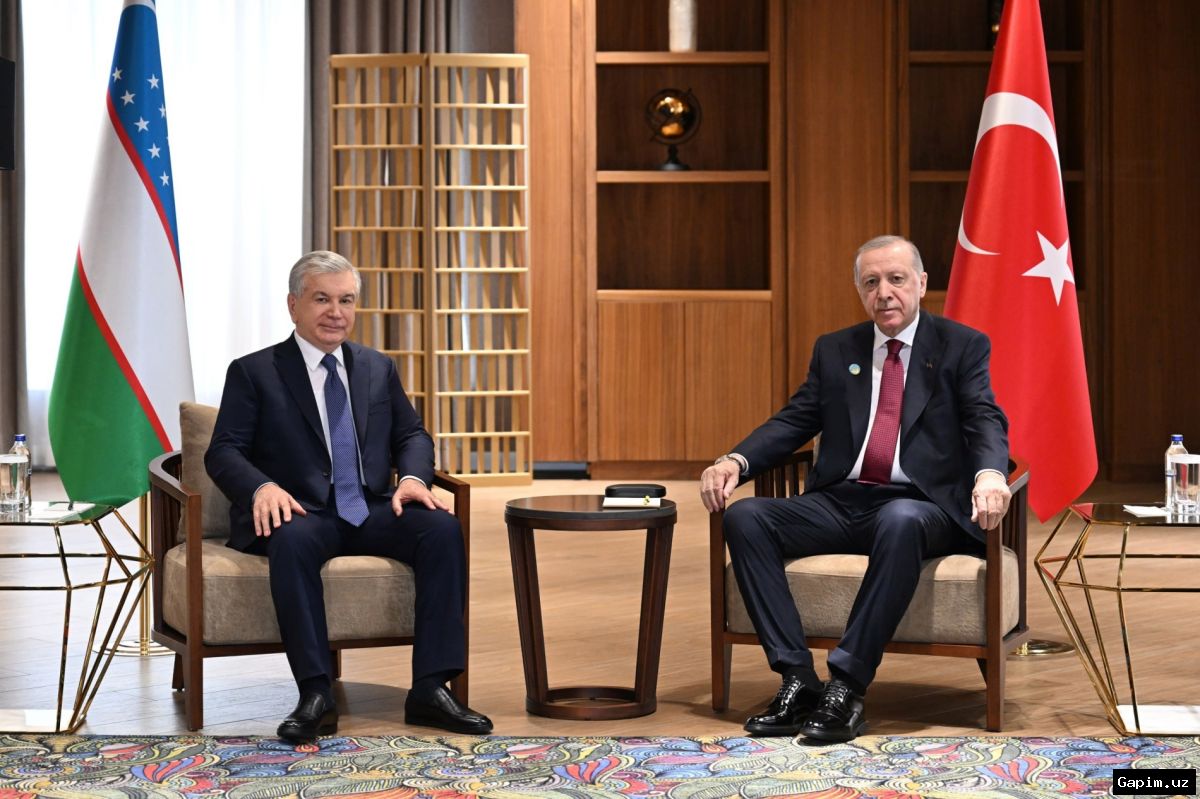 🤝🌍 Mirziyoyev va Erdog‘an Turkiy davlatlar sammitida uchrashdi