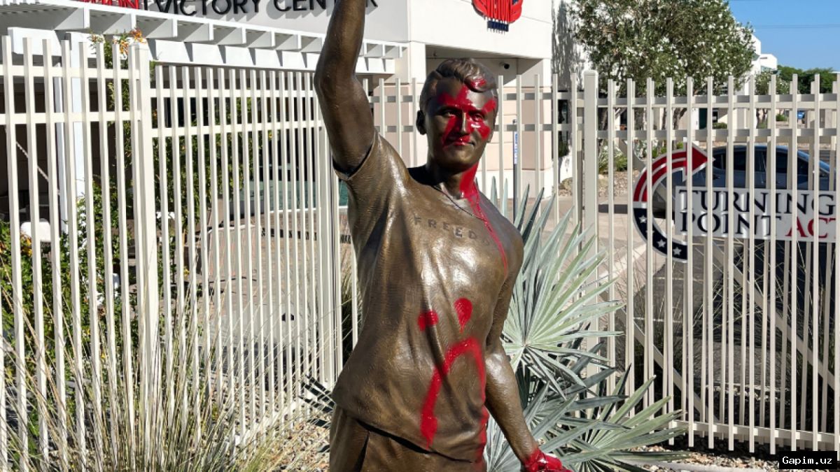 🗿🎨 Вандализм в Финиксе: статуя Чарли Кирка осквернена красной краской