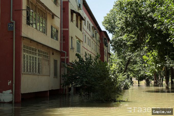 🌧️🌊 Heavy rain causes flooding in Tashkent again: streets and buildings submerged