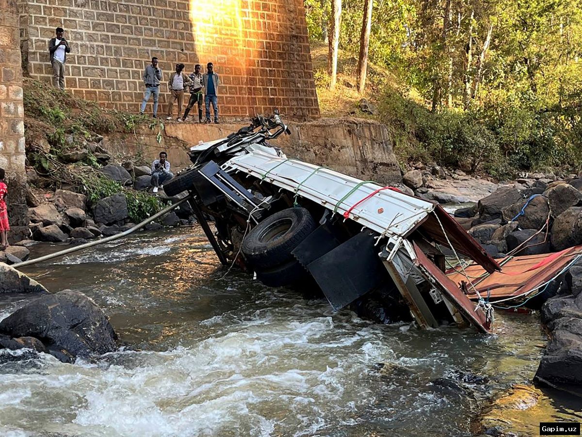 🚌💥 Ethiopia bus crash kills at least 31 after plunging into ravine