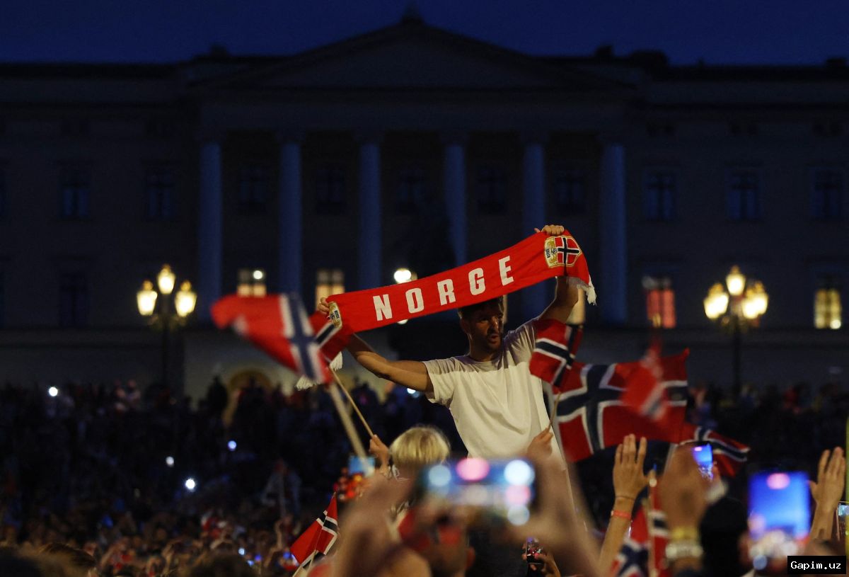 🇳🇴⚽️ Более 100 000 болельщиков встретили сборную Норвегии как героев в Осло