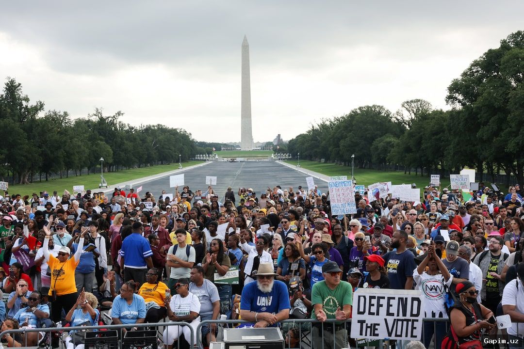 Original: voting rights march Washington DC ⚖️🗳 Vashingtonda ovoz berish huquqlarini himoya qilish uchun minglab namoyishchilar yig'ildi