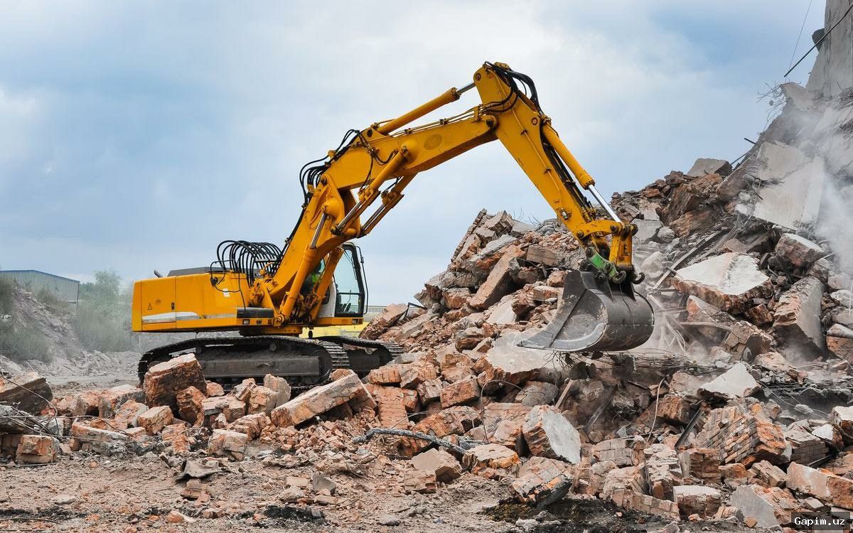 🏗️⚠️ В Куйичирчикском районе Ташкентской области принудительно сносят строящееся пятиэтажное здание