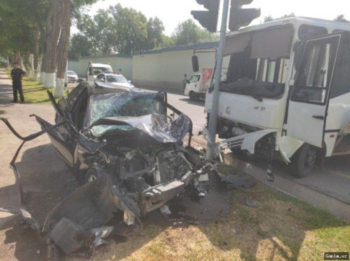 🚗💥 Tashkent: Lacetti driver crashes into concrete barrier after violating traffic rules