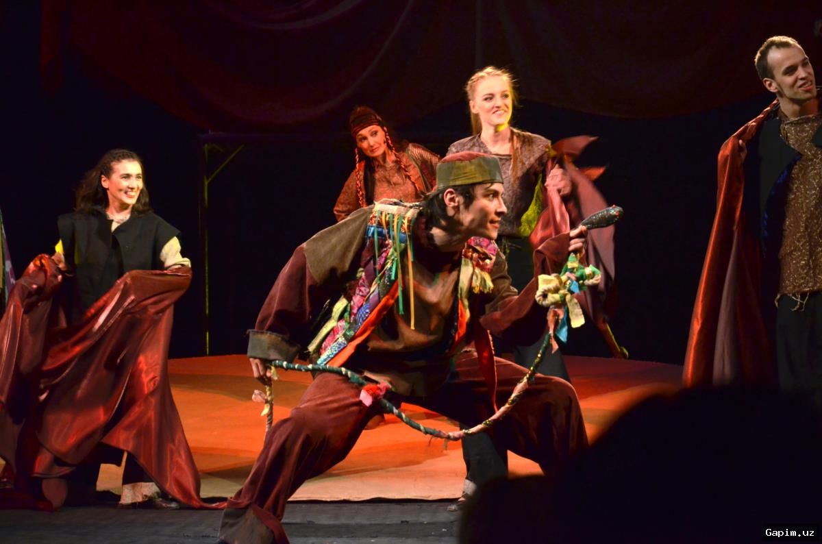 🎭🌟 Студенты представили иммерсивный спектакль по повести 'А зори здесь тихие…' в Ташкенте