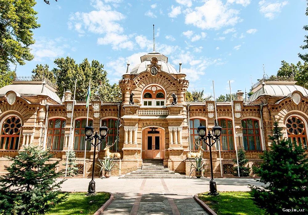 🏛️👗 Показ моды во Дворце Романовых: Фонд развития культуры ответил на критику