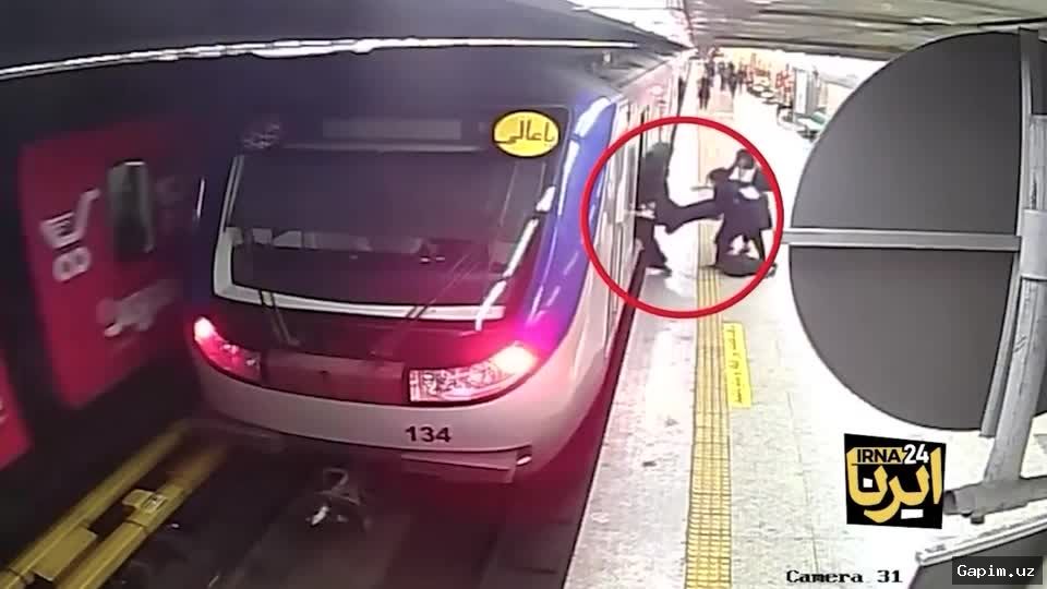 🚇⚠️ Woman falls onto tracks at Tashkent metro station