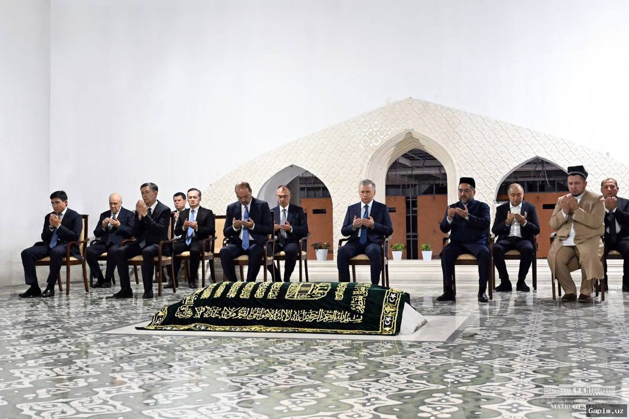 🕌🙏 President Mirziyoyev Visits Islam Karimov's Mausoleum in Samarkand