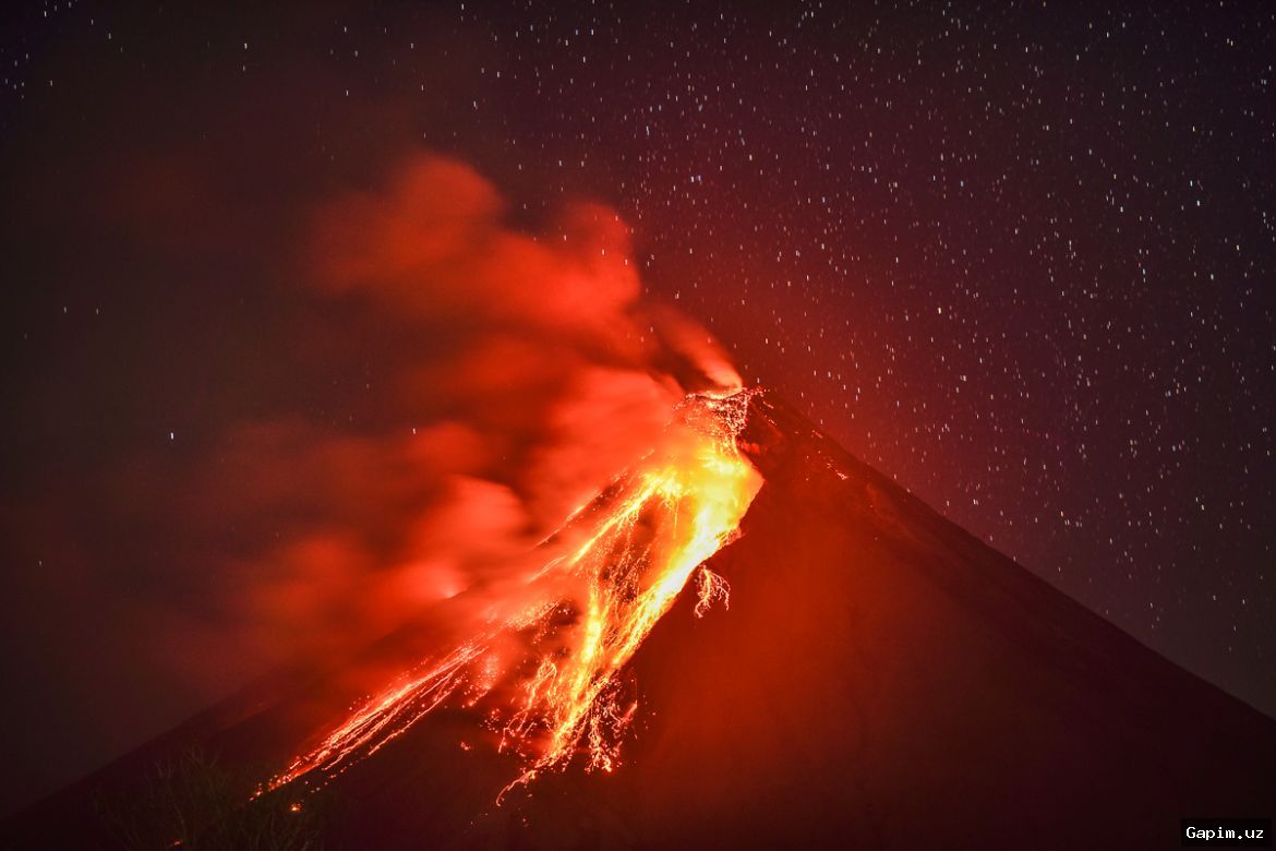 🌋🔥 Самый активный вулкан Филиппин извергается, выбрасывая лаву и пепел на окрестные деревни